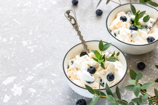 Leggero dessert estivo a base di panna montata, meringhe e bacche fresche. Massa di Eaton — Foto Stock