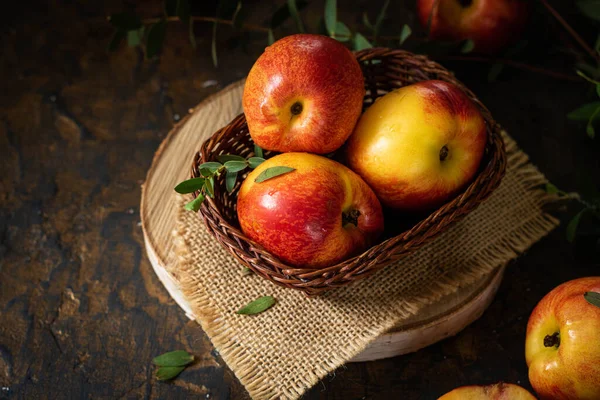 Hermosas Nectarinas Jugosas Cosecha Granja Madura Frutas Aromáticas Orgánicas Jugosas Fotos De Stock Sin Royalties Gratis