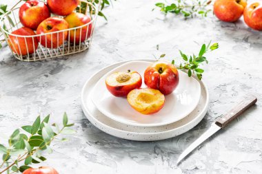 Güzel sulu nektarinler. Olgun çiftlik hasadı. Taze Sulu Organik Kokulu Meyveler