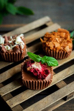 Çeşitli el yapımı çikolatalar ve çeşitli dolgular.