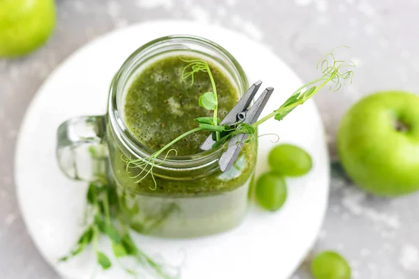 Smoothie de Vitamina Verde con Brotes de Guisante Joven — Foto de Stock