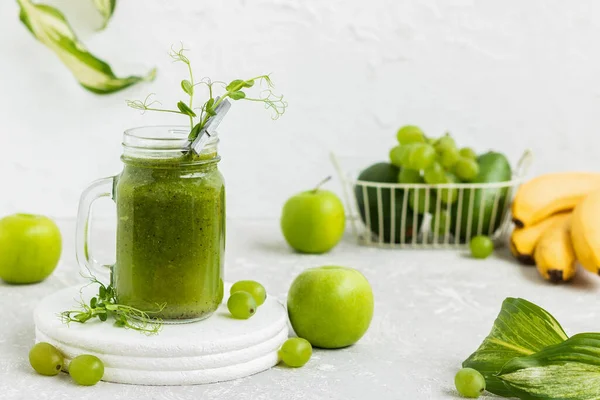 Smoothie de Vitamina Verde con Brotes de Guisante Joven — Foto de Stock