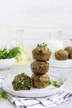 Peynirli, ıspanaklı ve mısırlı abur cubur. Basit ve rahat yiyecekler.