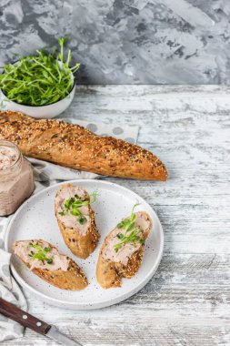 Bezelye filizli tahıllı baget ekmeğine hindi ciğeri ezmesi. Basit ve rahat bir atıştırmalık