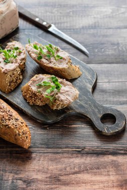 Bezelye filizli tahıllı baget ekmeğine hindi ciğeri ezmesi. Basit ve rahat bir atıştırmalık