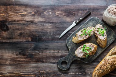 Bezelye filizli tahıllı baget ekmeğine hindi ciğeri ezmesi. Basit ve rahat bir atıştırmalık. Yapıştırıcı kopyala