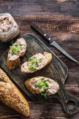 Bezelye filizli tahıllı baget ekmeğine hindi ciğeri ezmesi. Basit ve rahat bir atıştırmalık