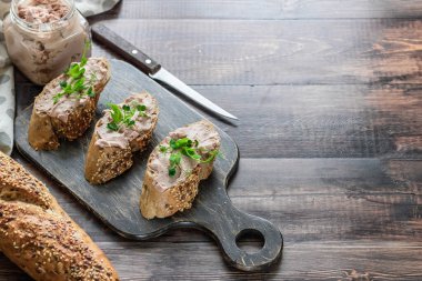 Bezelye filizli tahıllı baget ekmeğine hindi ciğeri ezmesi. Basit ve rahat bir aperatif, kopyala yapıştır