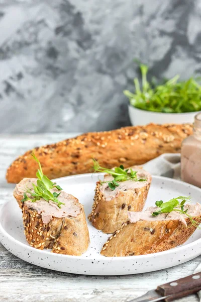 Pate Fígado Peru Uma Baguete Grão Inteiro Com Brotos Ervilha — Fotografia de Stock