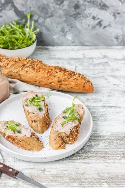 Bezelye filizli tahıllı baget ekmeğine hindi ciğeri ezmesi. Basit ve rahat bir atıştırmalık