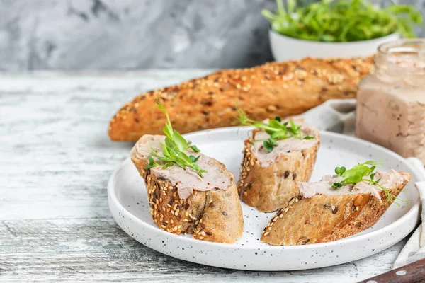 Paté Hígado Pavo Una Baguette Grano Entero Con Brotes Guisante Fotos De Stock