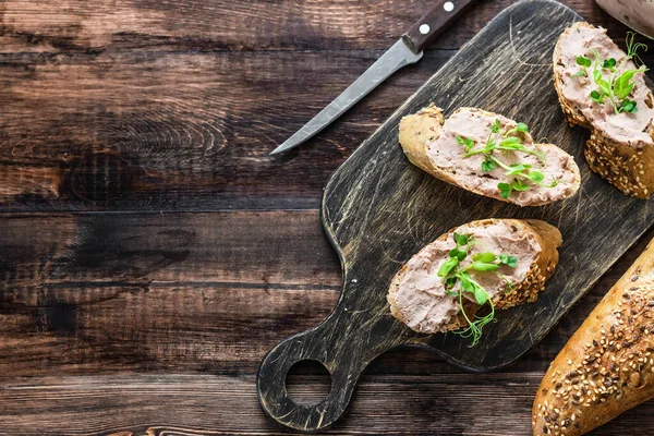 Paté Hígado Pavo Una Baguette Grano Entero Con Brotes Guisante Imagen De Stock