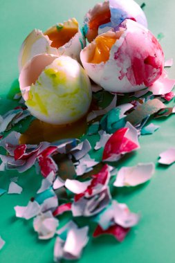 Paskalya yumurtası birçok renk ile natürmort boyalı