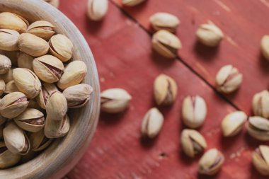 ahşap kase üzerinde antep fıstığı makro fotoğraf