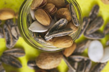 bir cam kase fındık çok