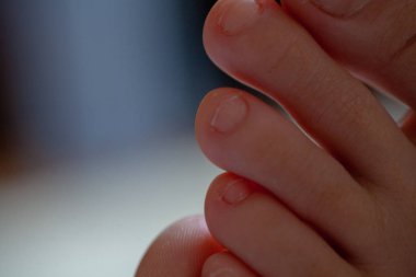 Erkek ayak parmakları, sağlıklı ayak tırnakları