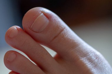 Erkek ayak parmakları, sağlıklı ayak tırnakları