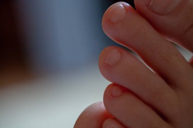 Erkek ayak parmakları, sağlıklı ayak tırnakları