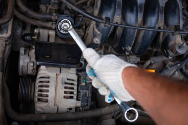anahtar tamir araba motoru ile mekanik erkekler