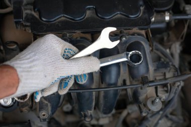 anahtar tamir araba motoru ile mekanik erkekler