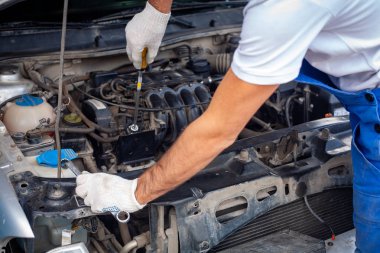 anahtar tamir araba motoru ile mekanik erkekler