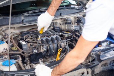 anahtar tamir araba motoru ile mekanik erkekler