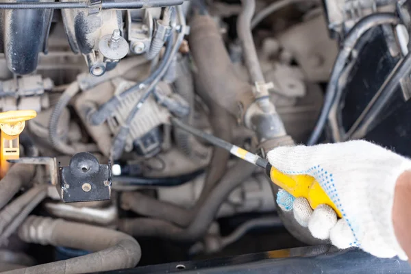 Mechaników z kluczem do naprawy silników samochodowych — Zdjęcie stockowe