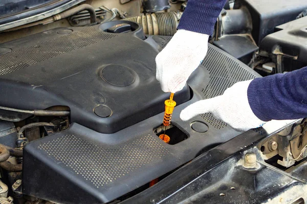 Kontrola hladiny oleje v motoru — Stock fotografie