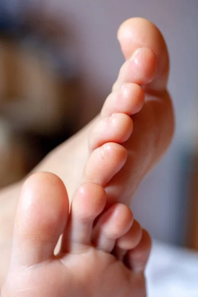 Men\'s toes, healthy toe nails