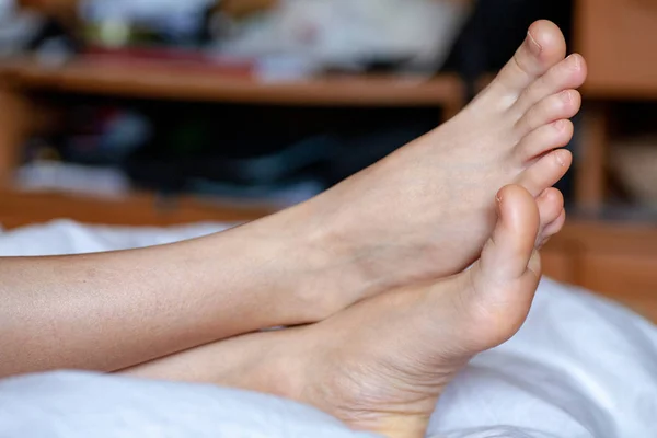 Мужские пальцы, здоровые ногти на ногах — стоковое фото