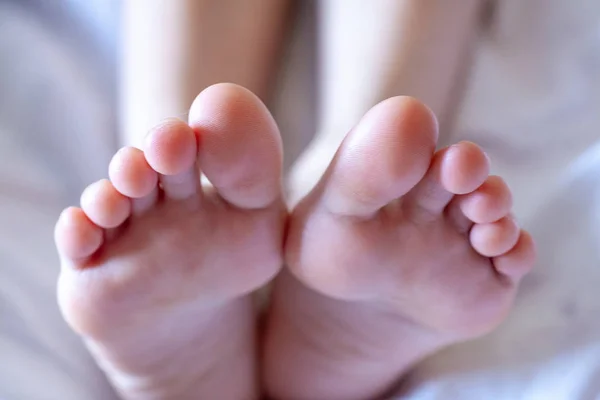 Erkek ayak parmakları, sağlıklı ayak tırnakları
