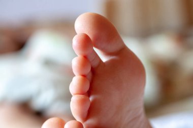 Erkek ayak parmakları, sağlıklı ayak tırnakları