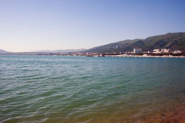 berrak mavi su ile deniz kıyısı