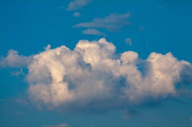 bulutlu mavi gökyüzü arkaplanı
