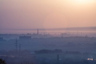 Yükselen güneşin ışınları ile aydınlatılmış puslu bir pus ile nehir üzerinde açık turuncu ve sıcak pembe yumuşak pastel tonları güzel gündoğumu.