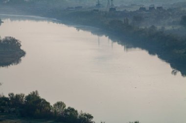 Sabahın erken saatlerinde nehirde sis ve su yüzeyi.