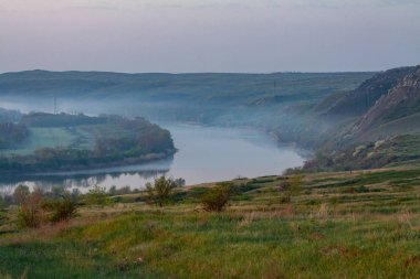 sabah sazlık sis ve nehir üzerinde yüzey
