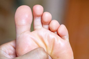 Erkek ayak parmakları, sağlıklı ayak tırnakları