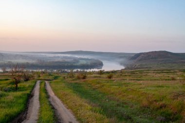 sabah sazlık sis ve nehir üzerinde yüzey