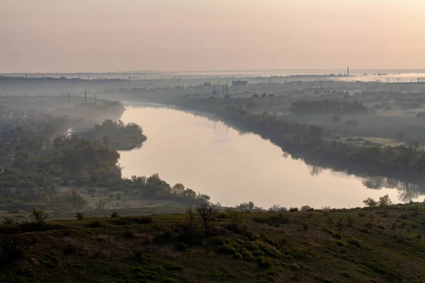 Πρωινά καλάμια ομίχλης και επιφάνεια στο ποτάμι — Φωτογραφία Αρχείου