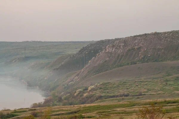 sabah sazlık sis ve nehir üzerinde yüzey