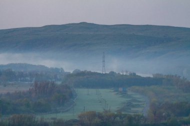 sabah sazlık sis ve nehir üzerinde yüzey