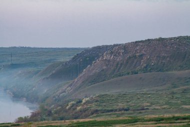 sabah sazlık sis ve nehir üzerinde yüzey