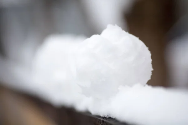 Bolas Neve Reais Com Mãos Apertadas Neve Fresca Inverno Rua — Fotografia de Stock