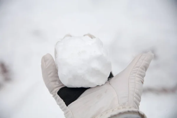 Prawdziwe Śnieżki Rękami Trzymane Świeżego Śniegu Zimą Ulicy — Zdjęcie stockowe