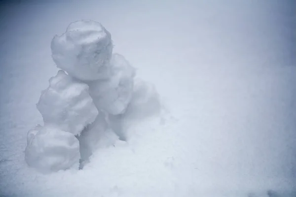 Prawdziwe Śnieżki Rękami Trzymane Świeżego Śniegu Zimą Ulicy — Zdjęcie stockowe