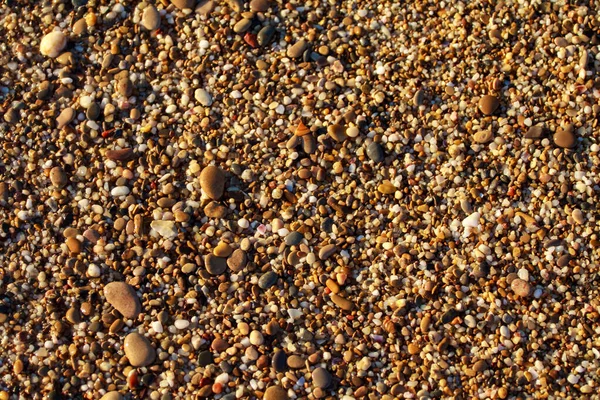 화강암을 바다의 파도에 모래와 자갈과 해변의 — 스톡 사진