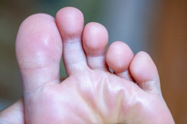 Genç kızların parmakları sağlıklı ve güzeldir..