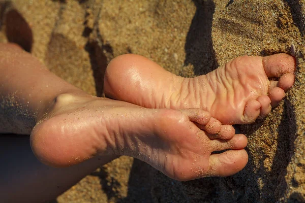 Chicas jóvenes dedos de los pies son sanos y hermosos . — Foto de Stock