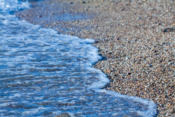 海滩背景石头上的海卵石彩色花岗岩 海滩的岸边 被海浪冲刷的沙滩和鹅卵石 — 图库照片